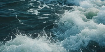 水面上波涛汹涌出自哪首歌？