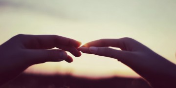 又牵别人的手这句歌词出自哪首歌？