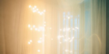 照着光亮照着我们出自哪首歌？