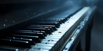 眼泪咆哮的声音究竟出自哪首歌？