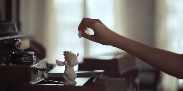 偷偷的捏鼻子究竟是哪首歌？
